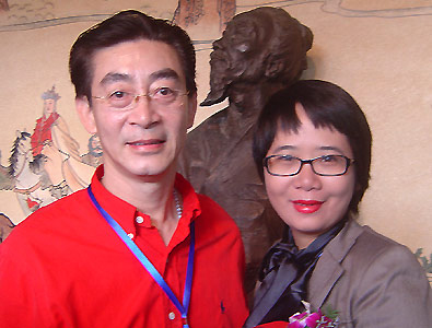 Dịch giả Lệ Chi (phải) diện kiến nhà văn Lục Tiểu Linh Đồng tại Trung Quốc. Ảnh: L.C.