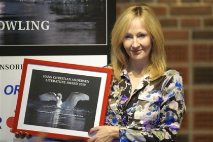 J.K. Rowling nhận giải thưởng Văn học Hans Christian Andersen 2010 hôm 19/10 tại Odense, Đan Mạch. Ảnh: AFP.