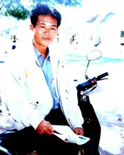 Nhà thơ Tạ Văn Sỹ thời chạy xe ôm.