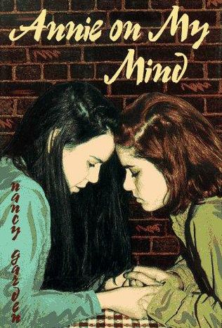 Tiểu thuyết nổi tiếng "Annie on My Mind" (1982) của nhà văn Nancy Garden (72 tuổi) từng bị chỉ trích dữ dội vì kể về hai cô gái 17 tuổi yêu nhau.