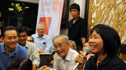 Nhà văn Nguyễn Ngọc Tư (bìa phải) tại buổi giao lưu - Ảnh: M.Đức