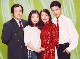 NSƯT Kim Cúc và gia đình.