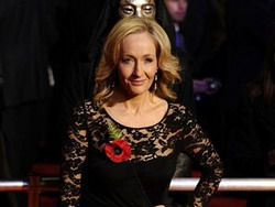 J.K. Rowling trong buổi chiếu ra mắt “Harry Potter và bảo bối tử thần - tập 1” - Ảnh: Reuters