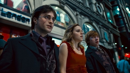 Từ trái qua: bộ ba Harry Potter (Daniel Radcliffe), Hermione (Emma Watson) và Ron (Rupert Grint)