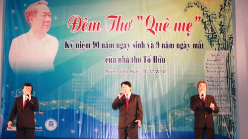 Từ trái qua: NSƯT Dương Minh Đức, Quang Huy, Quang Thọ tam ca Đảng đã cho ta sáng mắt sáng lòng