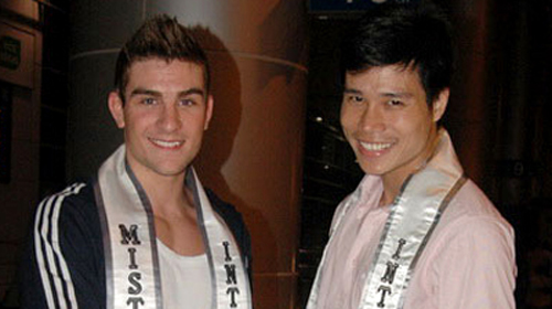 Nam vương thế giới 2008 Tiến Đoàn (VN, phải) và Nam vương thế giới 2010 Ryan Terry (Ireland) là thành viên ban giám khảo đêm chung kết Nam vương VN 2010 - Ảnh: ban tổ chức cung cấp