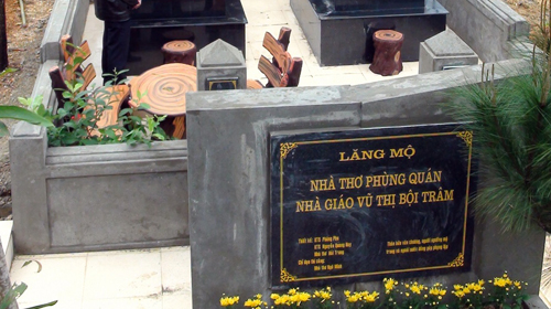 Khu mộ nhà thơ Phùng Quán và nhà giáo Vũ Thị Bội Trâm - Ảnh: THÁI LỘC