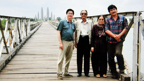 Đạo diễn Cổ Trường Sinh (bìa trái) và hai vợ chồng nhạc sĩ Lư Nhất Vũ - Lê Giang (giữa) trên cầu Hiền Lương trong chuyến làm phim