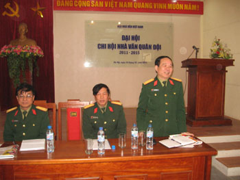 Nhà lý luận phê bình Ngô Vĩnh Bình (phải), Trưởng chi hội mới của Chi hội Nhà văn Quân đội. Ảnh: vanvn
