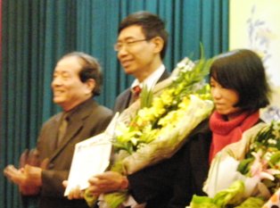 Tác giả Sương Nguyệt Minh (giữa) và dịch giả Nguyễn Bích Lan (phải) nhận giải thưởng