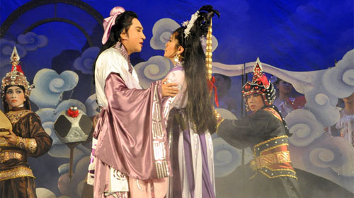 Nghệ sĩ Kim Tử Long (vai Ngưu Lang) và Tú Sương (vai Chức Nữ) trong vở Đả chiến phá sông Ngân - Ảnh: Gia Bảo