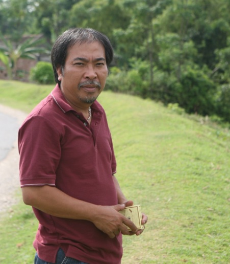 Nguyễn Quang Thiều tại chân đê làng Chùa Ảnh: Lê Thiết Cương