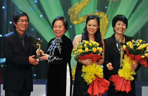 Bà Nguyễn Thị Hồng Ngát (ngoài cùng bên phải) lên nhận giải Cánh diều vàng 2010 cho phim "Đừng đốt!" (hãng phim Hội điện ảnh), đạo diễn Đặng Nhật Minh.