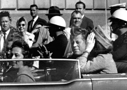 Cựu Tổng thống Mỹ John F. Kennedy và vợ Jacqueline Kennedy trên xe hơi ngay trước khi bị ám sát. Ảnh: AP.