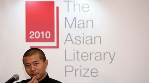 Nhà văn Bi Feiyu tại lễ trao giải - Ảnh: AFP