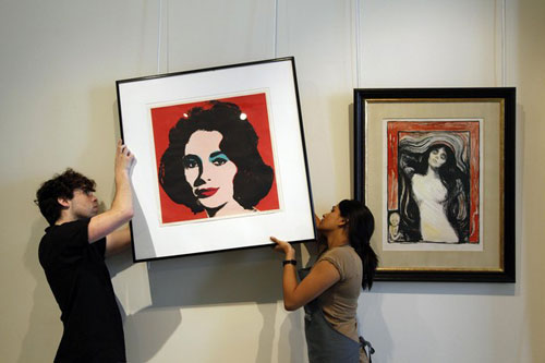 Một trong những bức tranh Andy Warhol vẽ Elizabeth Taylor được treo tại nhà đấu giá Bonhams (London, Anh) - Ảnh: Reuters