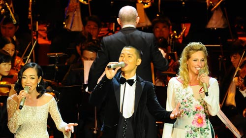 Ngọc Tuyền, Đức Tuấn và Genevieve Charest (từ trái qua) trong đêm nhạc Music of the night - Ảnh: T.T.D.