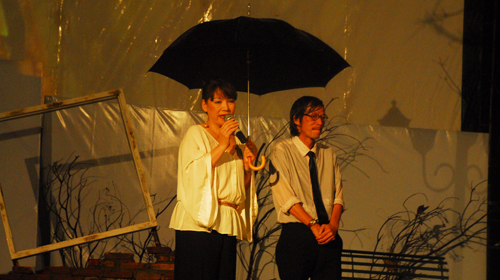 Ca sĩ Trịnh Vĩnh Trinh, em gái Trịnh Công Sơn và nhà thơ Đỗ Trung Quân tuyên bố khai mạc trong mưa Ảnh: Hoàng Thạch Vân