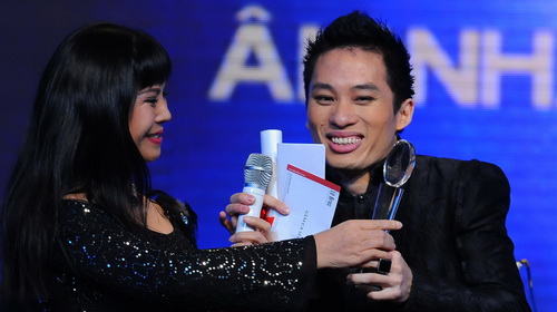 Ca sĩ Ánh Tuyết trao giải Ca sĩ của năm cho Tùng Dương - Ảnh: TTD