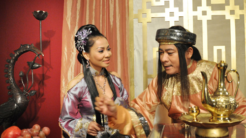 Diễn viên Huỳnh Anh Tuấn (phải) vai vua và ca sĩ Thu Minh vai quý phi Lệ Liễu trong phim Anh chàng vượt thời gian - Ảnh: anhchangvuotthoigian.com