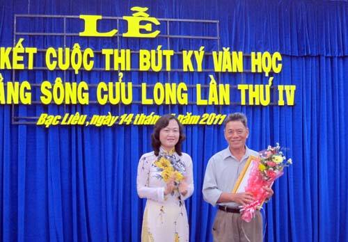 Bà Lê Thị Ái Nam - Phó chủ tịch UBND tỉnh Bạc Liêu trao giải nhất cho tác giả Trần Đắc Hiển Khánh. Ảnh: Trương Trọng Nghĩa