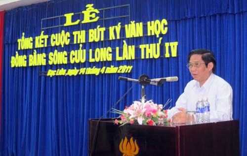 Nhà thơ - nhà LLPB Lê Quang Trang phát biểu đánh giá về cuộc thi tại buổi tổng kết phát giải. Ảnh: Trương Trọng Nghĩa