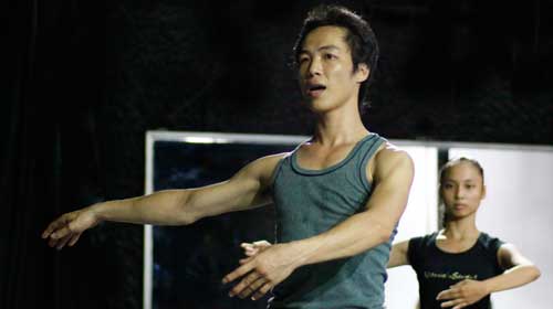 Phạm Bảo Trung trong một buổi tập múa hiện đại của Sân khấu mở tại TP.HCM tháng 7-2011, nhân chuyến về nước lần này