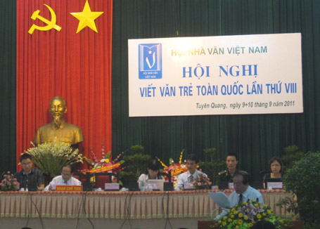 Nhà thơ Hữu Thỉnh - Chủ tịch Hội Nhà văn Việt Nam phát biểu tại lễ khai mạc Hội nghị viết văn trẻ toàn quốc lần VIII