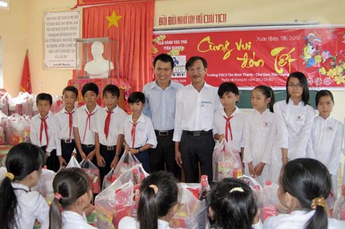 Thành viên diễn đàn Thotre.com: Cùng vui đón Tết với học sinh nghèo
