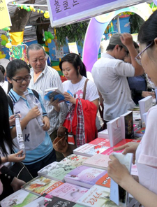 Tại một gian hàng trong hội sách TP. Hồ Chí Minh 2012