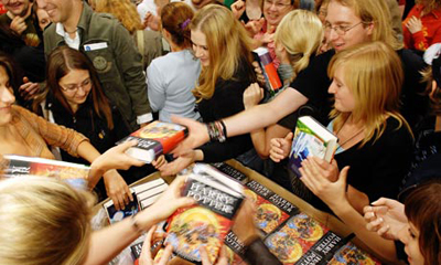 Các fan chen nhau để có được ấn bản Harry Potter. Ảnh: AFP.