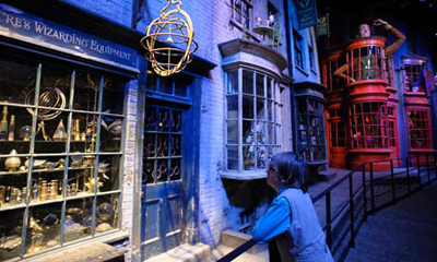 Một độc giả "nhí" ngắm nghía một cửa hàng dựng nên từ truyện Harry Potter tại phim trường của Warner Bros. Ảnh: Frantzesco Kangaris.
