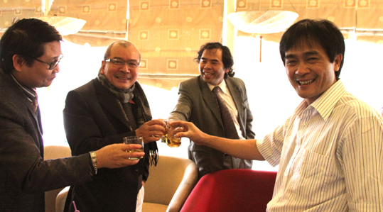 Từ trái sang, các nhà văn Phan Đình Minh, Văn Công Hùng, Văn Giá, Phan Hoàng tại Hà Nội - 2.2012