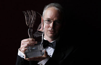 Jon McGregor nhận giải thưởng.