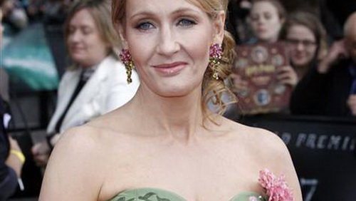 Dù đã bắt đầu thử sức với tiểu thuyết dành cho độc giả trưởng thảnh, nữ văn sĩ J.K Rowling vẫn mãi gắn bó với tác phẩm Harry Potter - Ảnh: AP
