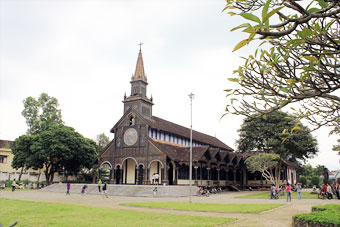 Nhà thờ gỗ Ba Na ở Kon Tum
