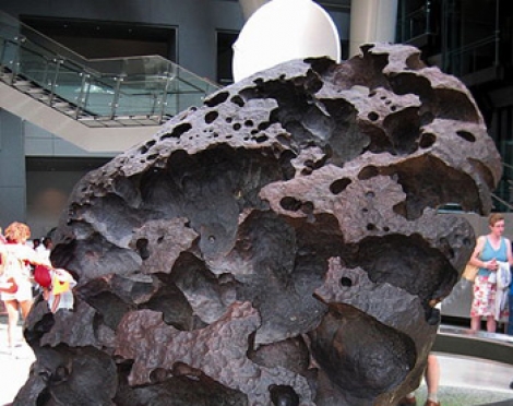 Willamette Meteorite là thiên thạch to nhất được tìm thấy ở Hoa Kỳ.