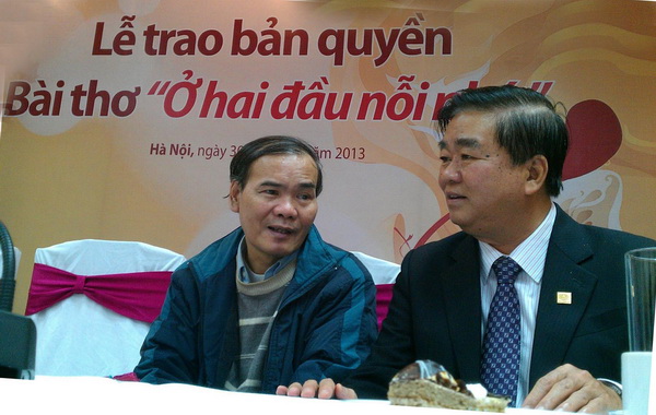 Nhà báo, nhà thơ Trần Đình Chính (trái) tại lễ trao bản quyền thơ diễn ra ở Hà Nội