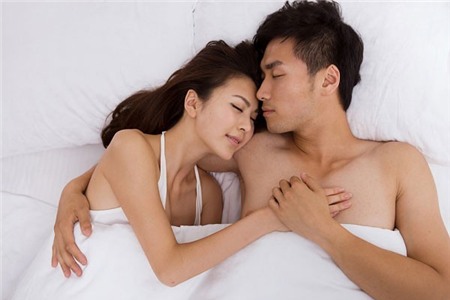 Thấy vợ "đổi gió" nude ngay cả lúc chưa đi ngủ, Huân cũng thấy "lạ mắt" và thấy nóng bỏng