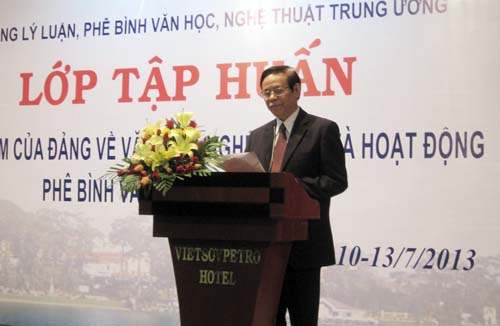 PGS, TS Nguyễn Hồng Vinh - Chủ tịch Hội đồng Lý luận, Phê bình văn học nghệ thuật trung ương phát biểu khai mạc