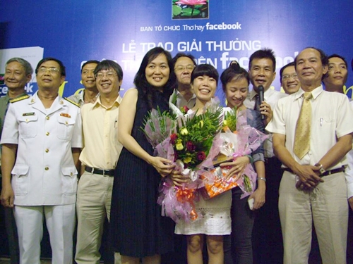 Tác giả Sâm Cầm (ôm hoa) người giành giải nhất cuộc thi