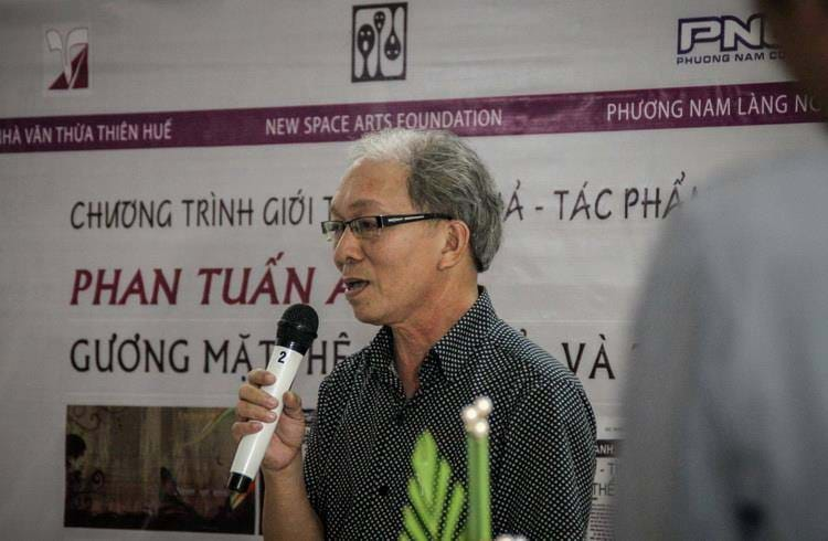 Nhà thơ Hồ Thế Hà trong một buổi tọa đàm. Ảnh: Phan Tuấn Anh